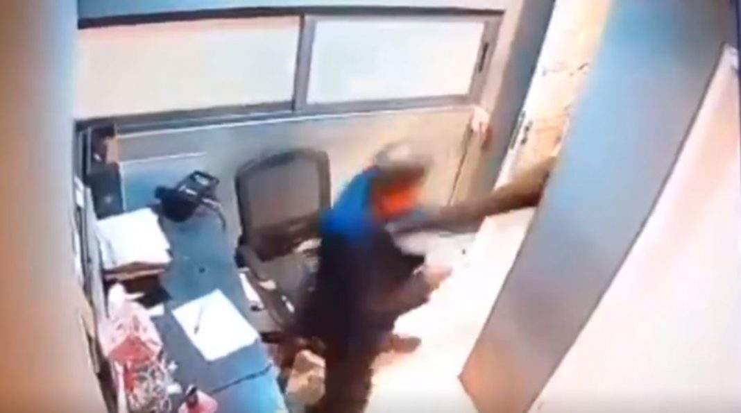 Sujeto golpea a guarda de seguridad que le pidió que bajara el volumen de su música