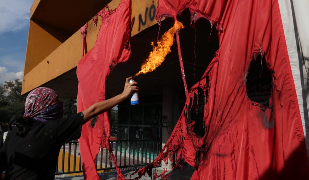 UNAM: Encapuchados queman parte de Rectoría y vandalizan librería
