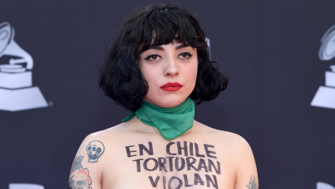 Mon Laferte protesta mostrando los pechos en los Grammy Latinos por la violencia en Chile