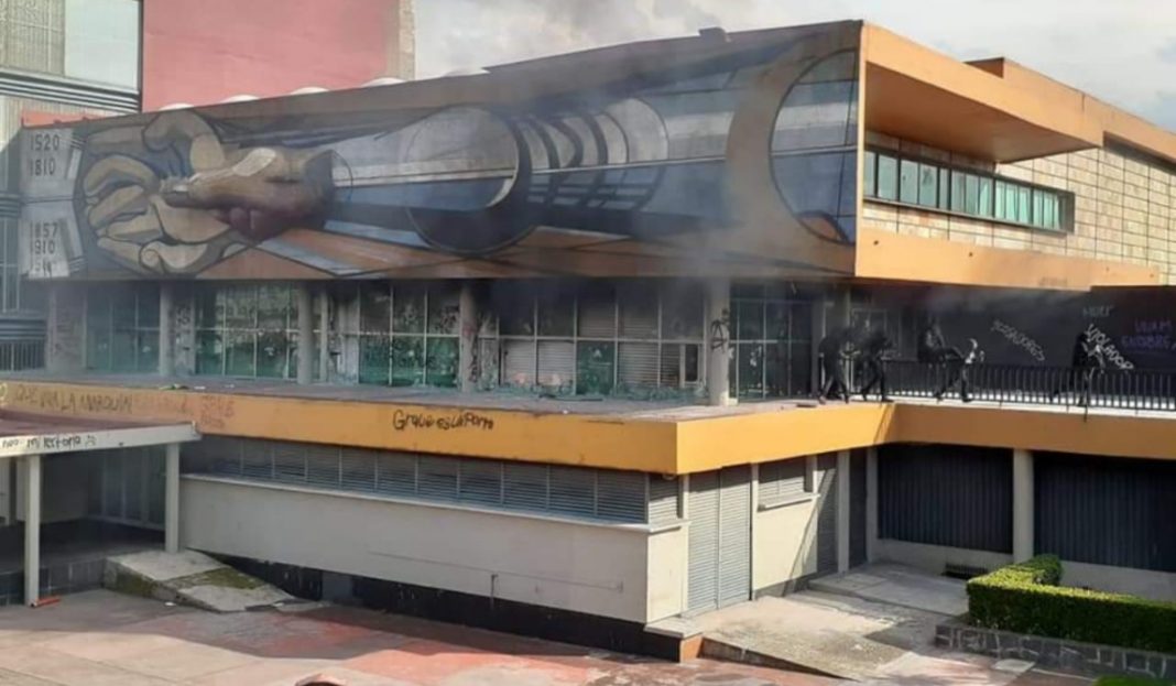 Vandalismo de encapuchados en la UNAM daña el mural de Alfaro Siqueiros