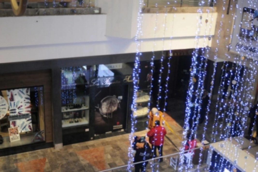 Mientras padres revisaban el celular, bebé cayó de seis metros en centro comercial