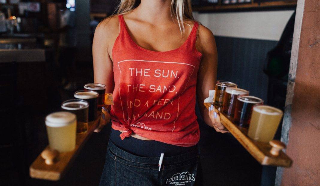 Mesera se queja por propina de un comensal: «Si no tienen para pagar, no salgan»