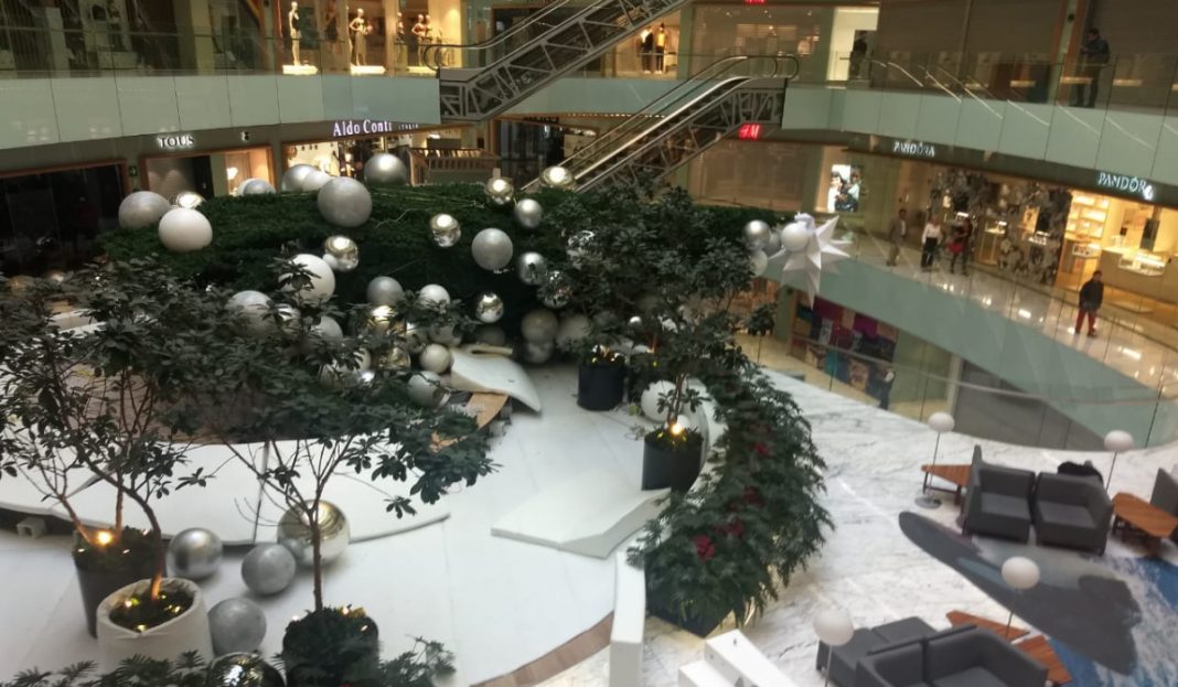 Un lesionado tras caída de árbol de Navidad de 6 metros en centro comercial de la CDMX