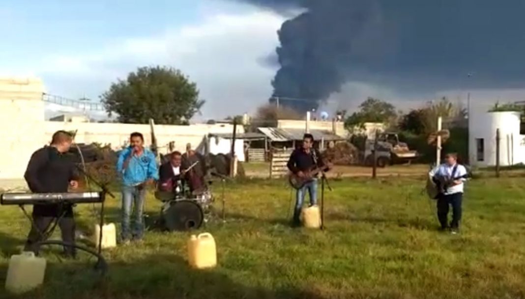 Grupo musical graba la «Cumbia del Huachicol» durante incendio en estación de Pemex