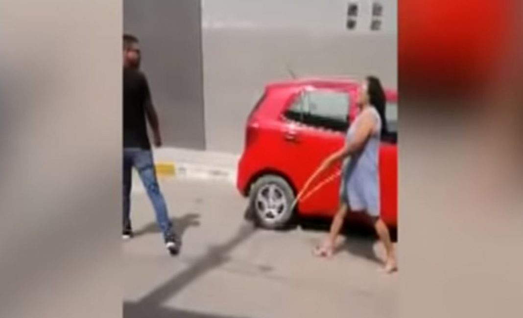 Madre castiga a latigazos a su hijo en plena calle al enterarse que le fue infiel a su esposa