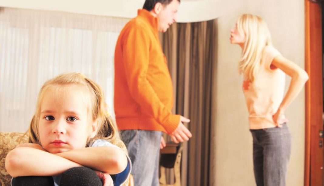 Inconstitucional que tras divorcio, mamás se queden en automático con los niños: SCJN