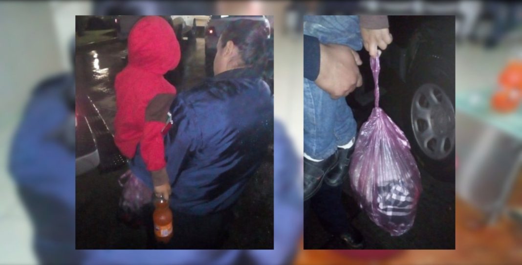 Mujer corrió de la casa a su niño de 5 años ¡Le puso ropita en una bolsa!