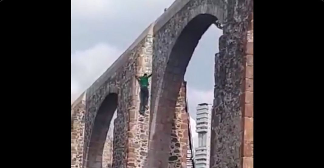 Captan momento en que joven se arroja desde los arcos de Querétaro