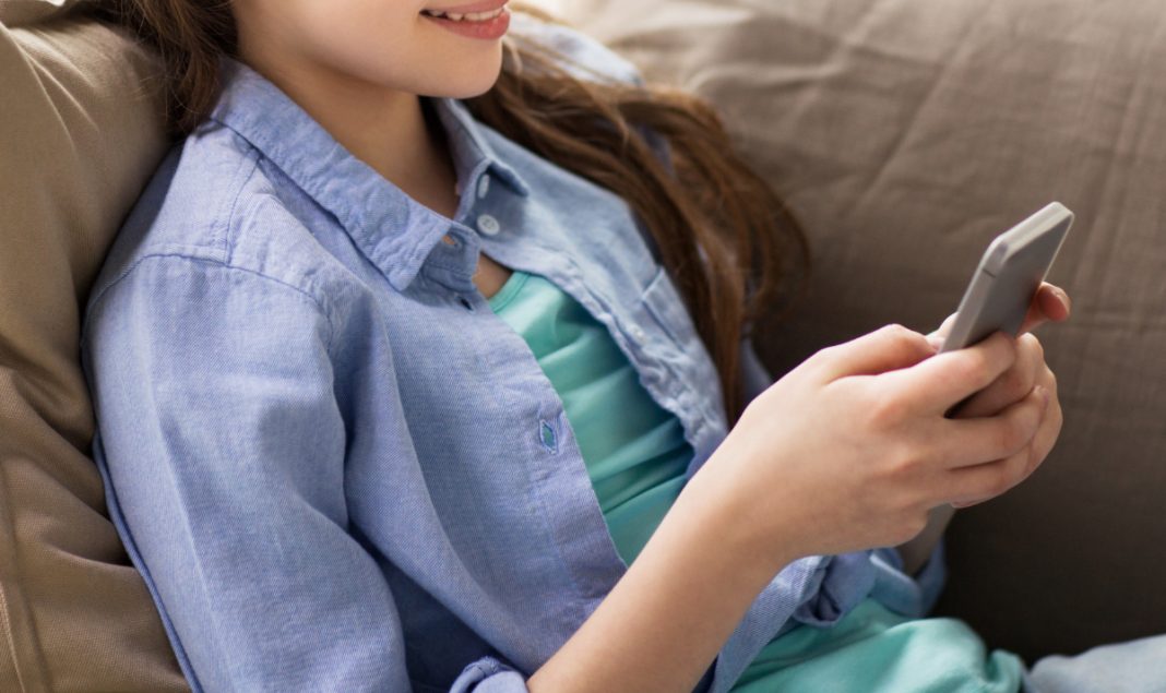 Niña que envió audio «indecente» a su maestra es separada de sus padres