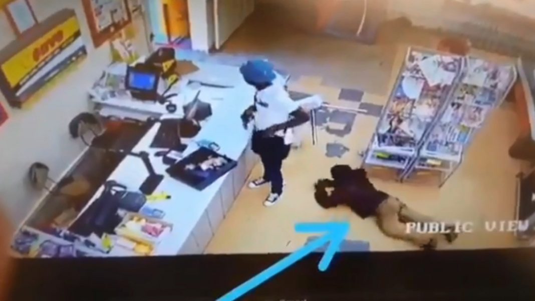 Un cliente le roba a un ladrón armado mientras asaltaba un supermercado