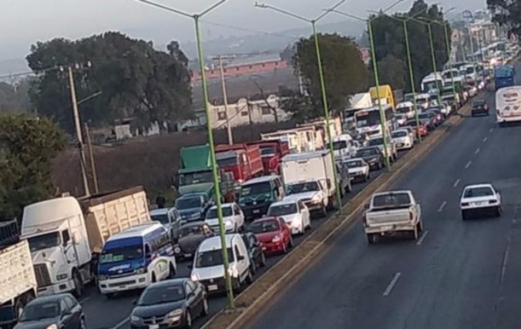 Transportistas bloquean carretera México-Pachuca
