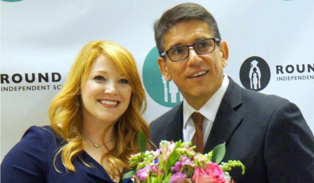 Descubren que Maestra del Año tuvo relaciones sexuales con uno de sus alumnos