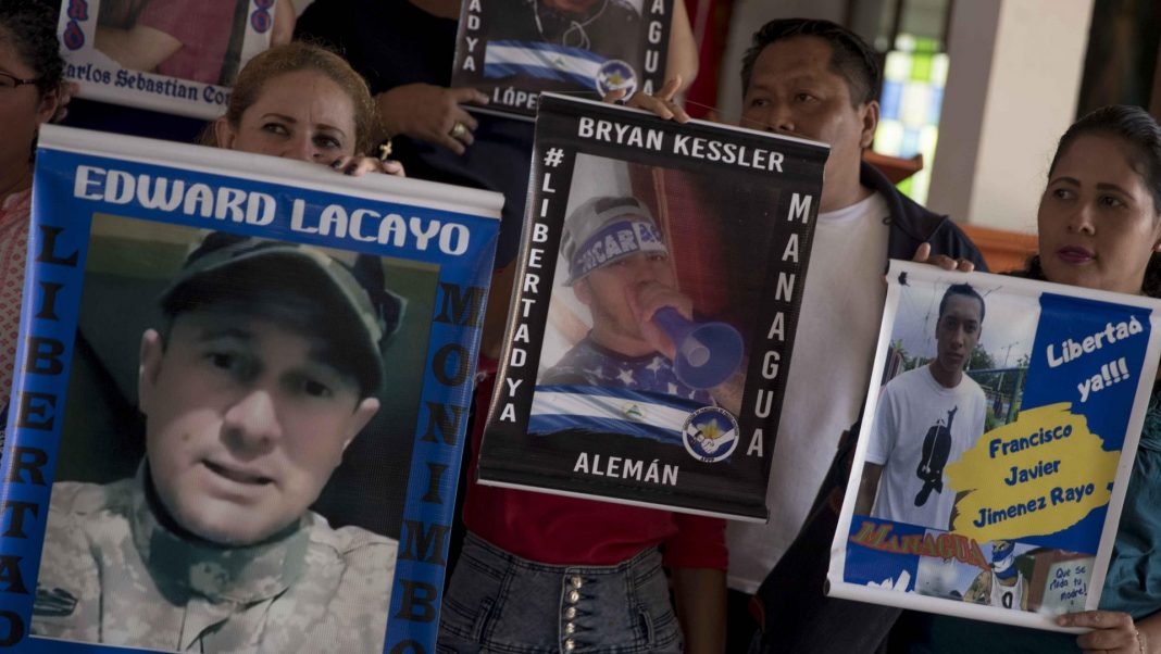Jóvenes arrestados en Nicaragua al llevar agua a madres en huelga de hambre
