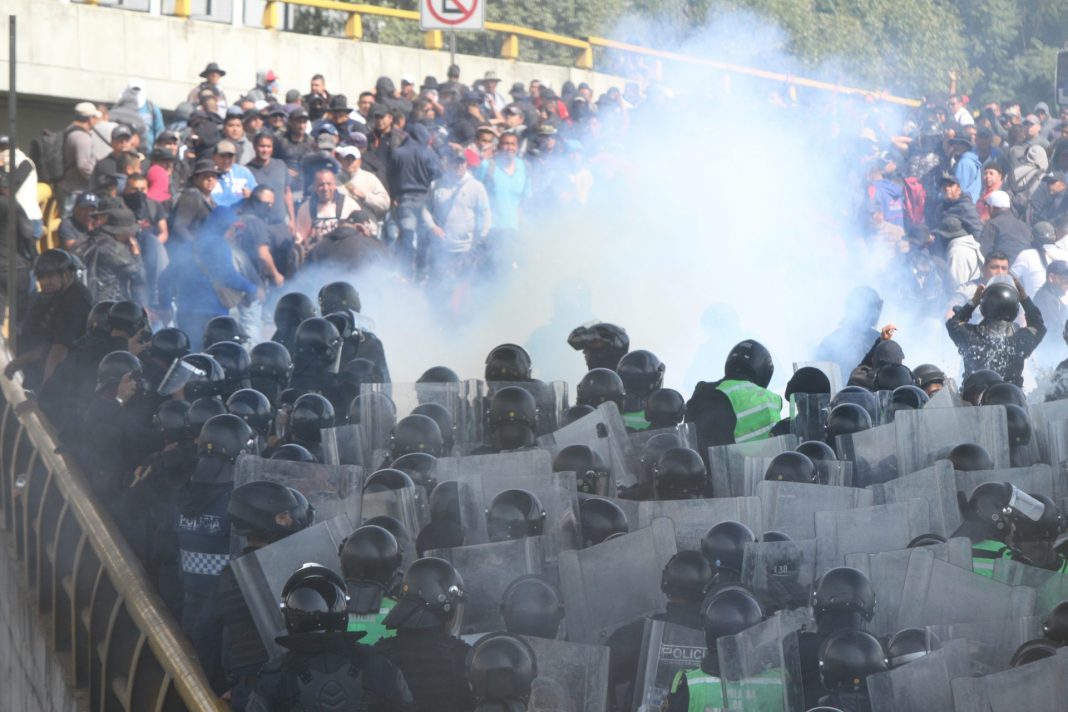 Federales agreden a policías con gas pimienta en AICM