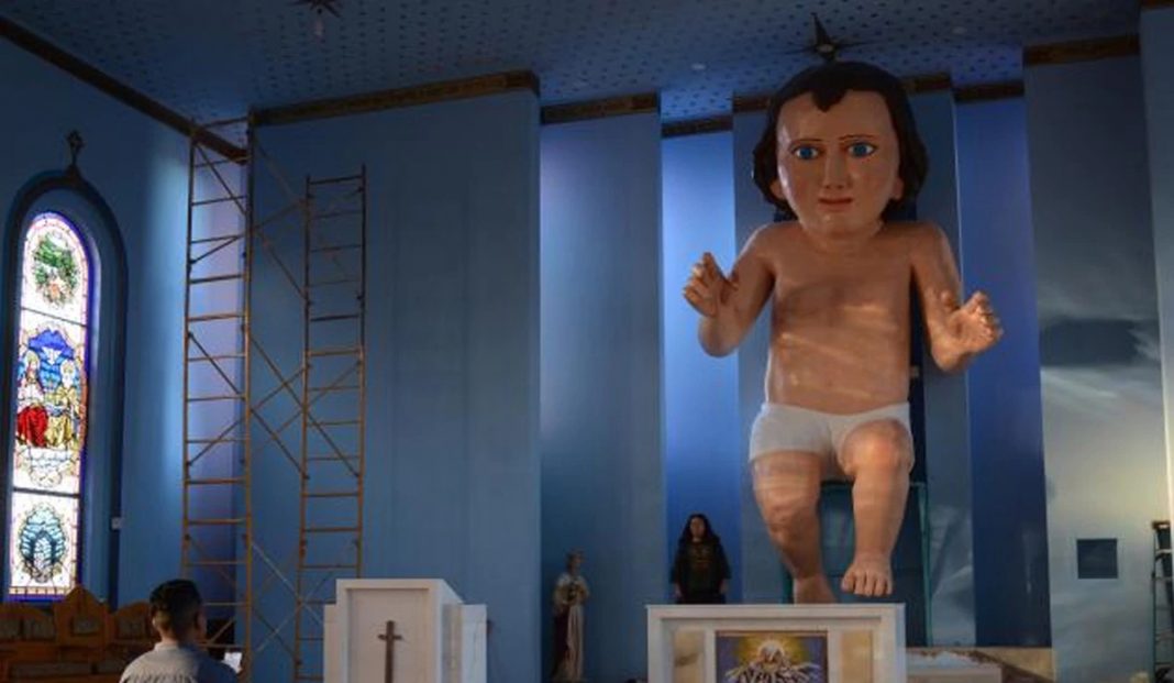 La curiosa historia detrás del Niño Dios de seis metros instalado en una iglesia de Zacatecas