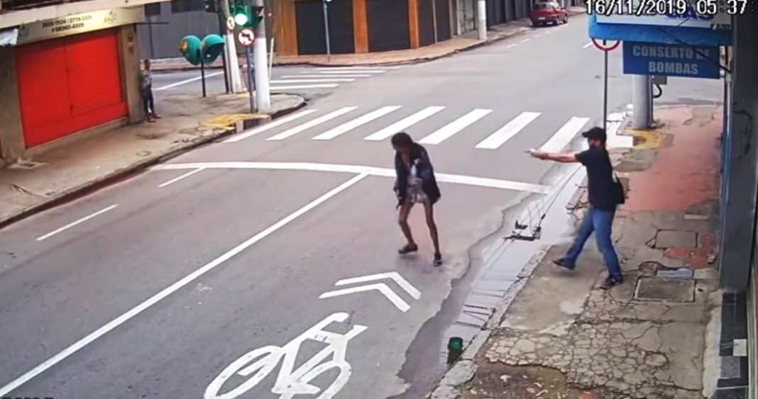 Mujer sin hogar pide una moneda para comer y un sujeto la mata a balazos