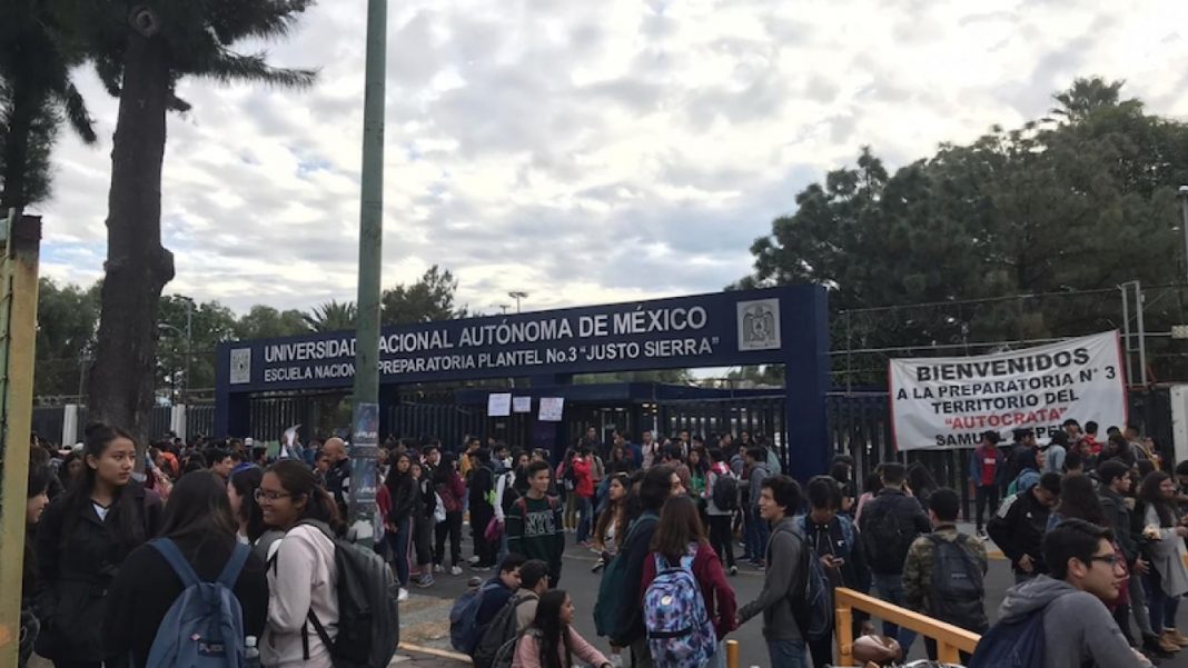 UNAM: Mujeres encapuchadas cierran Prepa 3, denuncian acoso sexual