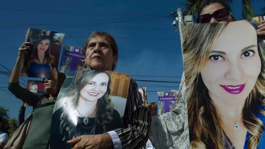 Ex esposo de Abril Pérez le fracturó el cráneo e intentó degollarla; estos son los extraños mensajes que publicó en redes el día que lo hizo