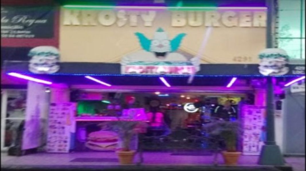 Comensal balea a edecán que se negó a bailar con él