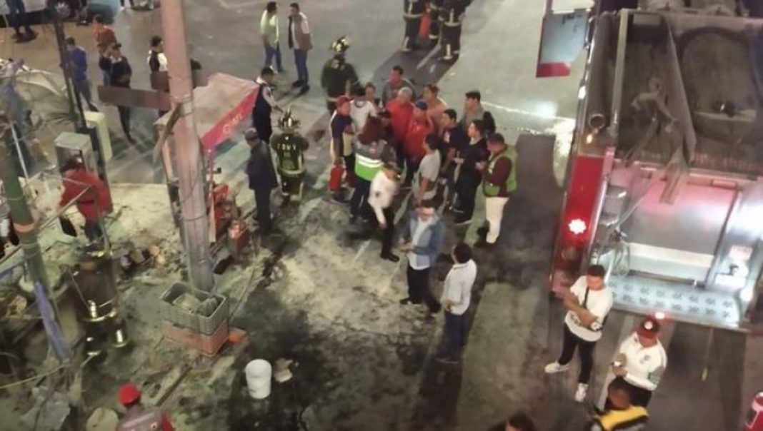 Explota taquería ambulante afuera de Metro Constitución