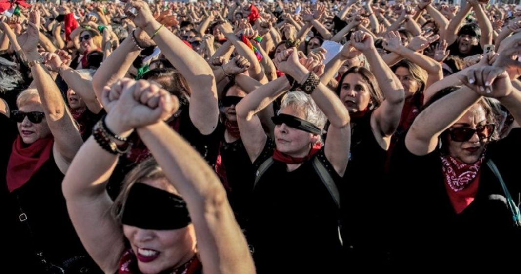 Bailarina nocturna es criticada por bailar en el tubo “Un violador en tu camino”