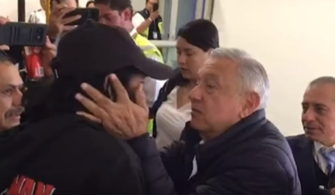 El emotivo encuentro de AMLO y Cepillín en el aeropuerto
