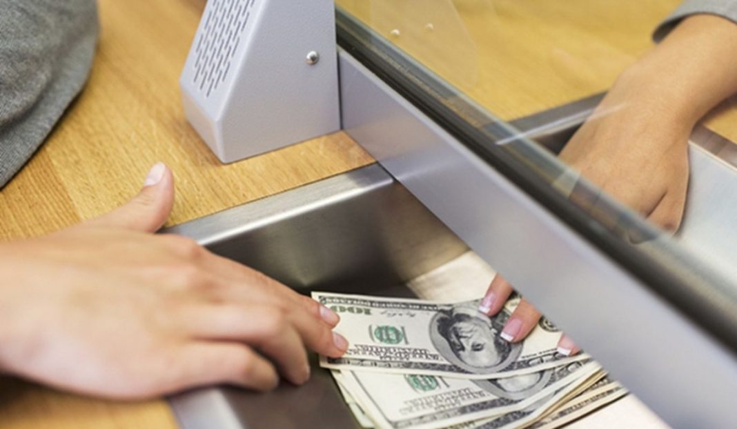 Estos son los bancos que más comisiones cobran por remesas de Estados Unidos