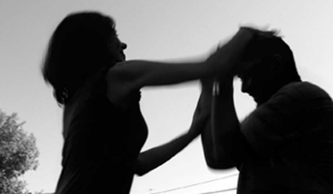 Mujer golpea a su marido ¡Porque no le dio la mitad del aguinaldo!