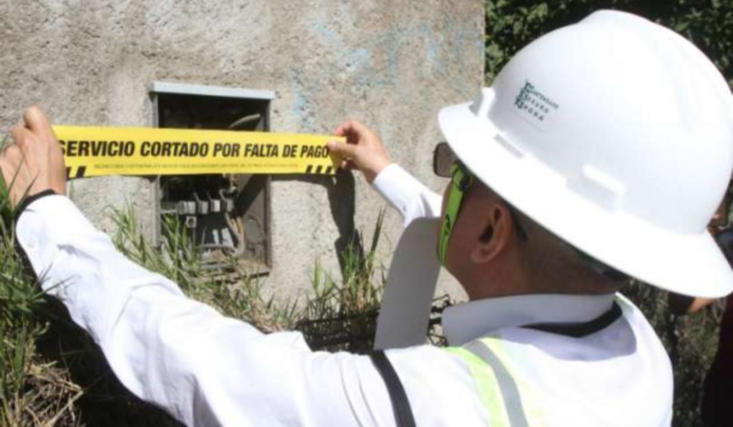 CFE le cortó la luz… ¡porque debía 2 pesos!