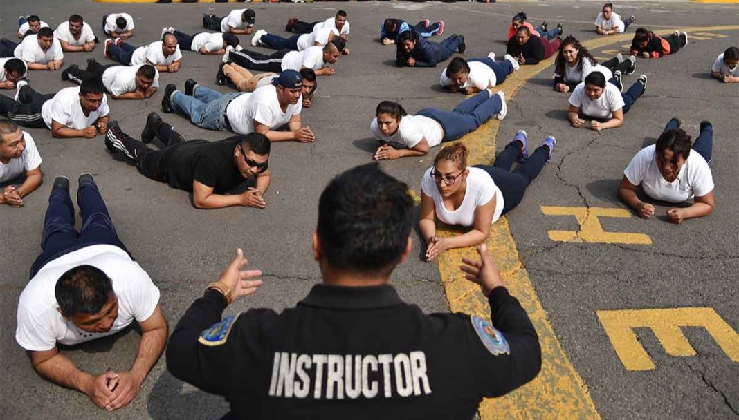 Ciudad de México paga a sus policías para que estén en forma