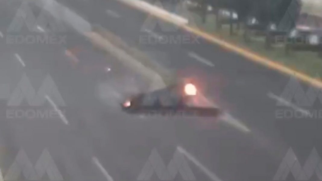 Trágico accidente: Un automóvil cae de puente en Toluca