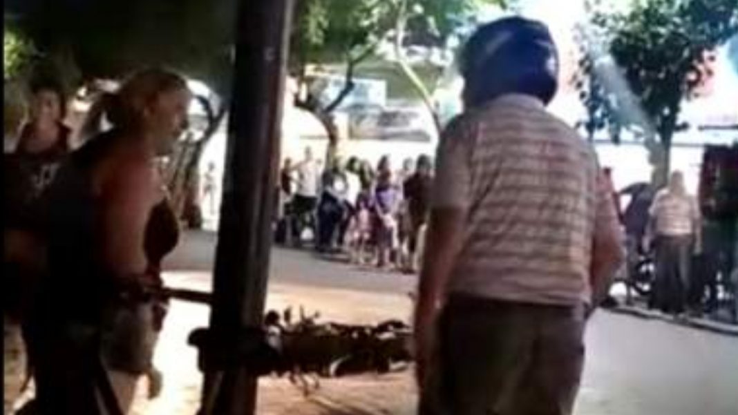Hija encuentra a su papá con una amante y los enfrenta en plena calle