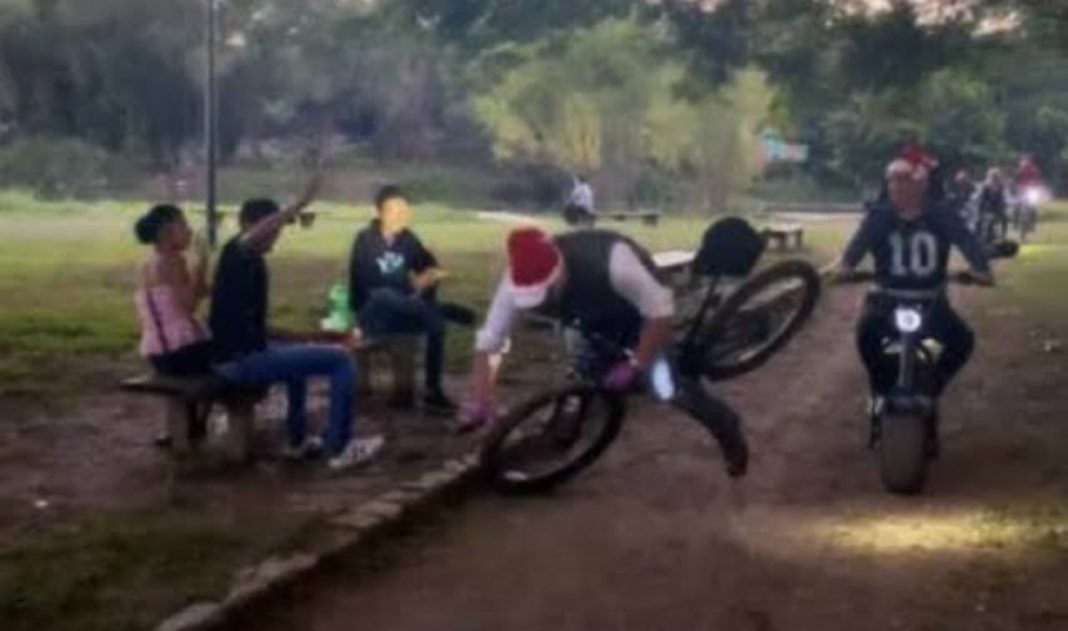 Alcalde de San Luis Potosí se cae de bicicleta durante mensaje navideño