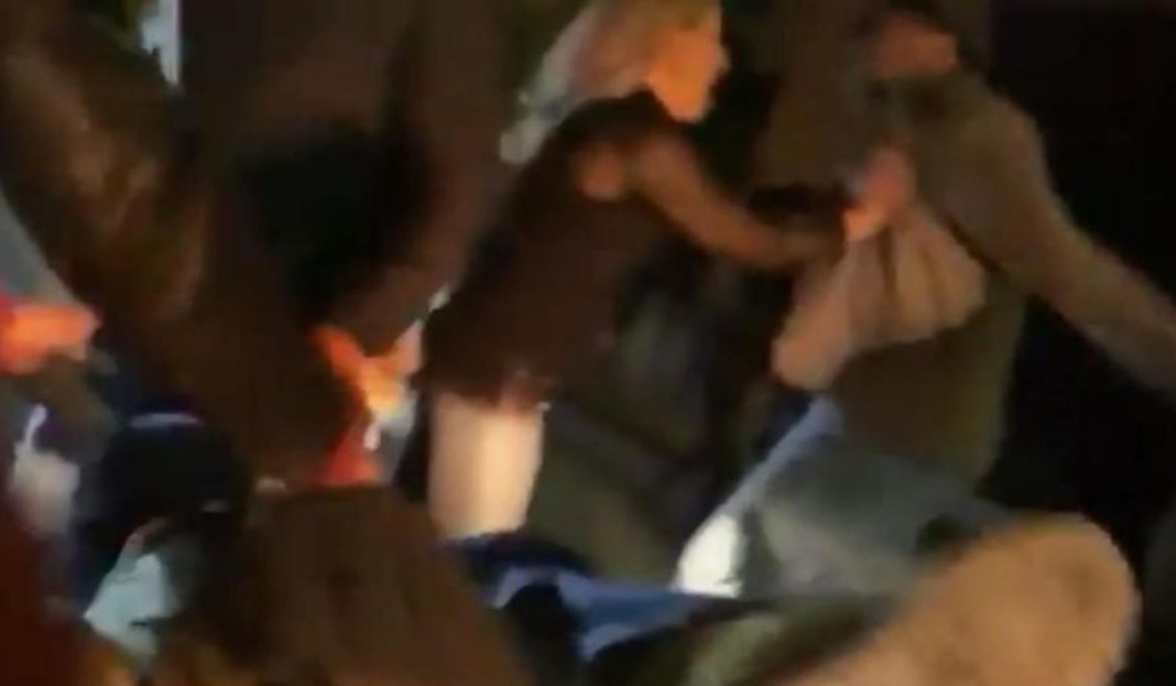 Captan en VIDEO momento en que alcalde de Jalisco golpea a una mujer