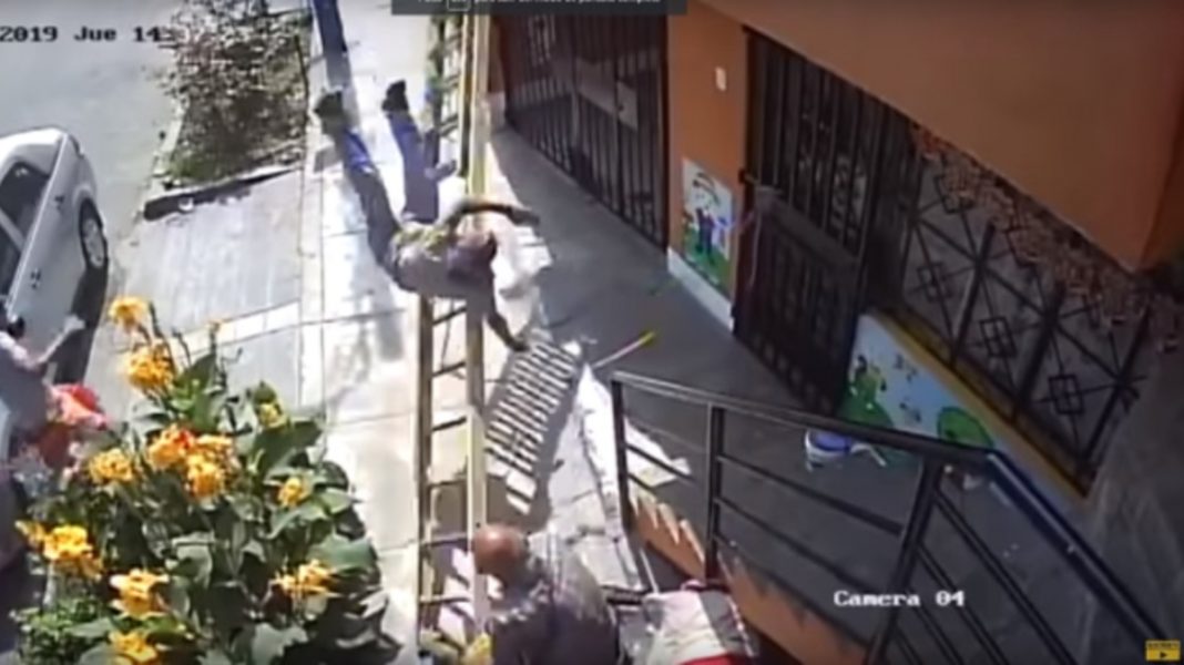 Violento anciano en silla de ruedas mueve escalera y tumba a pintor al suelo