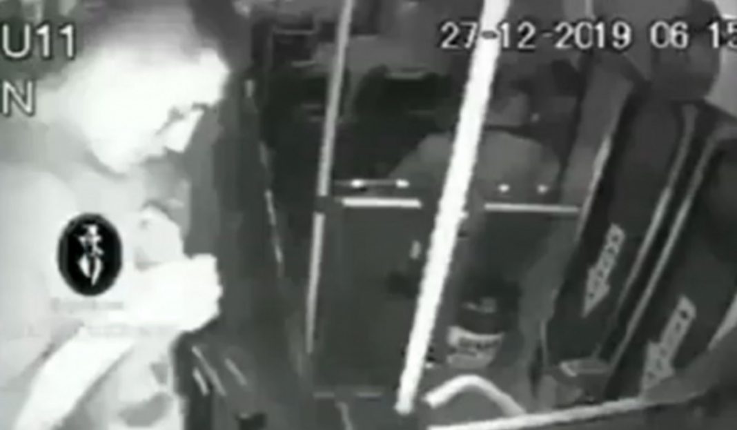 Asaltante se dispara a sí mismo durante robo