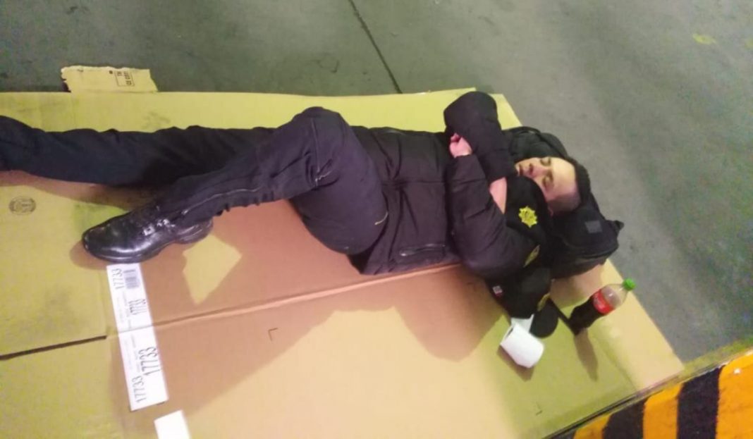 Policías duermen en cajas de cartón como castigo