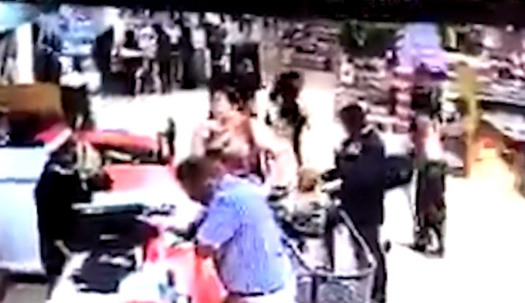 Mientras su abuela hablaba con un vendedor, un niño es secuestrado por un guarda de seguridad