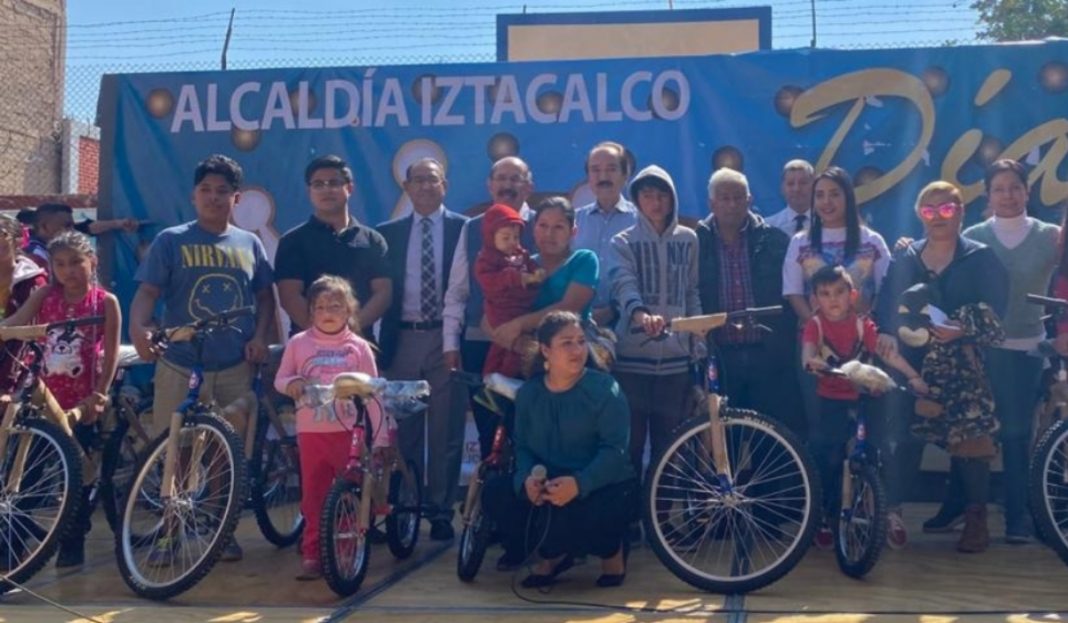 Captan a funcionarios robando juguetes de Día de Reyes destinados para niños pobres