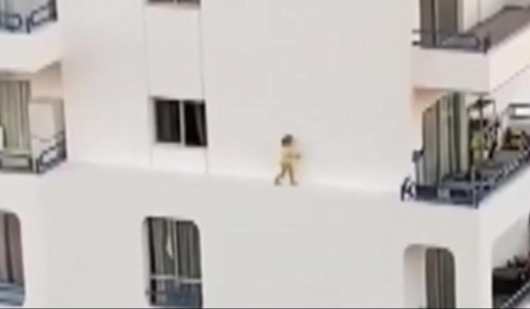 Captan a niña corriendo en la cornisa de un edificio
