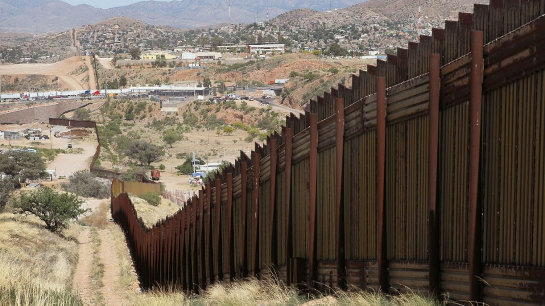Migrante se suicida en la frontera de México y Estados Unidos al serle impedido el paso