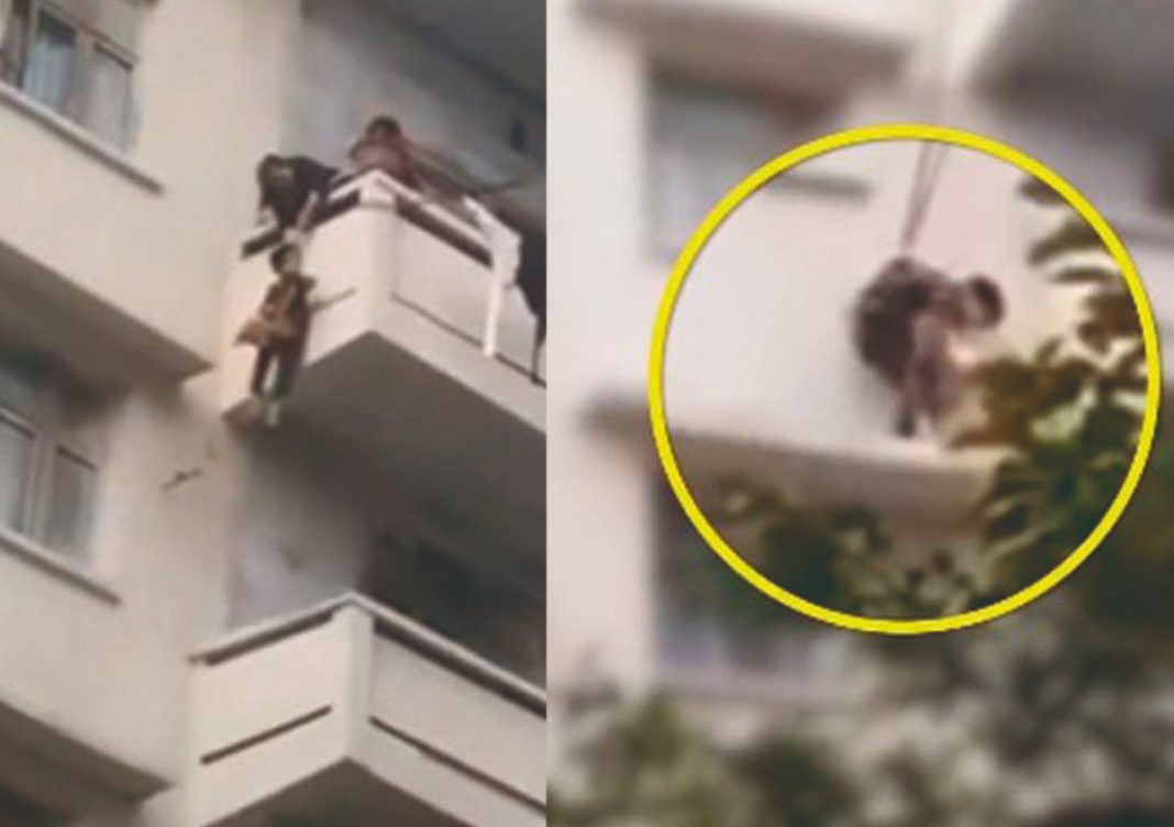 Abuelita cuelga a su nieto del 5to piso para rescatar un gato