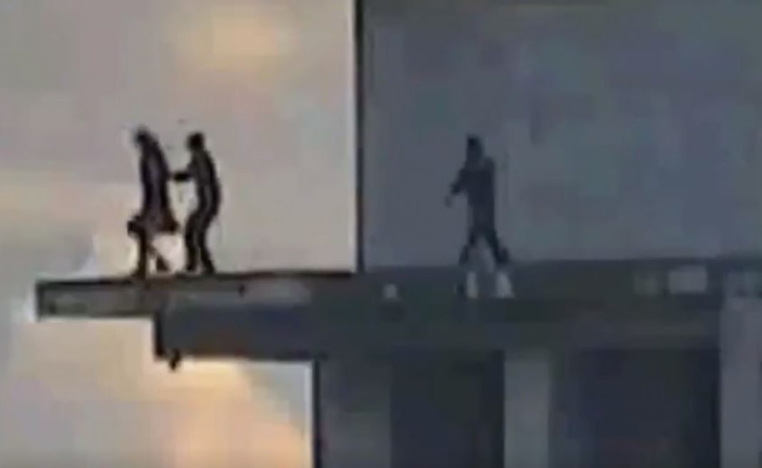 Policías evitaron que joven se lanzara de edificio en construcción