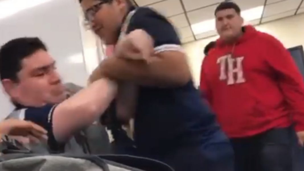 ¿Héroe de carne y hueso? Jovencito defiende a otro con autismo