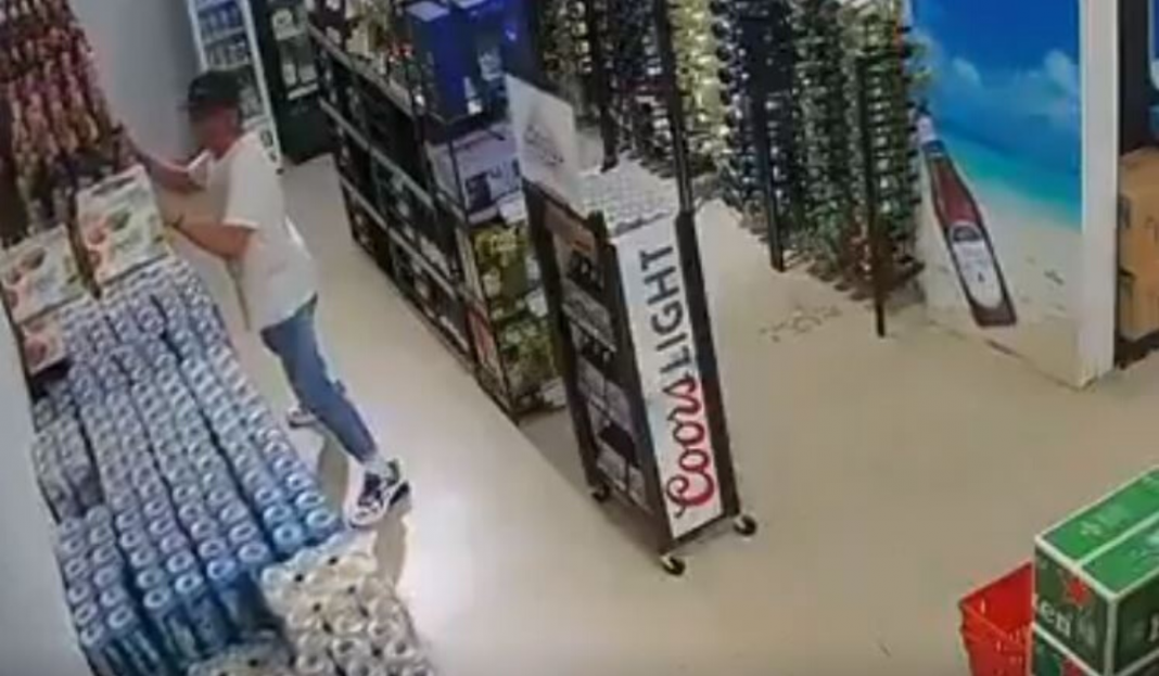 Hombre intenta salvar una estantería de cervezas durante sismo de 7,7