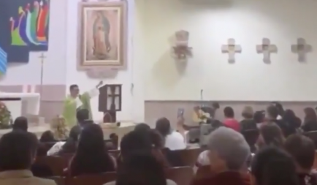 VIDEO: Sacerdote canta Tusa con sus feligreses en plena misa