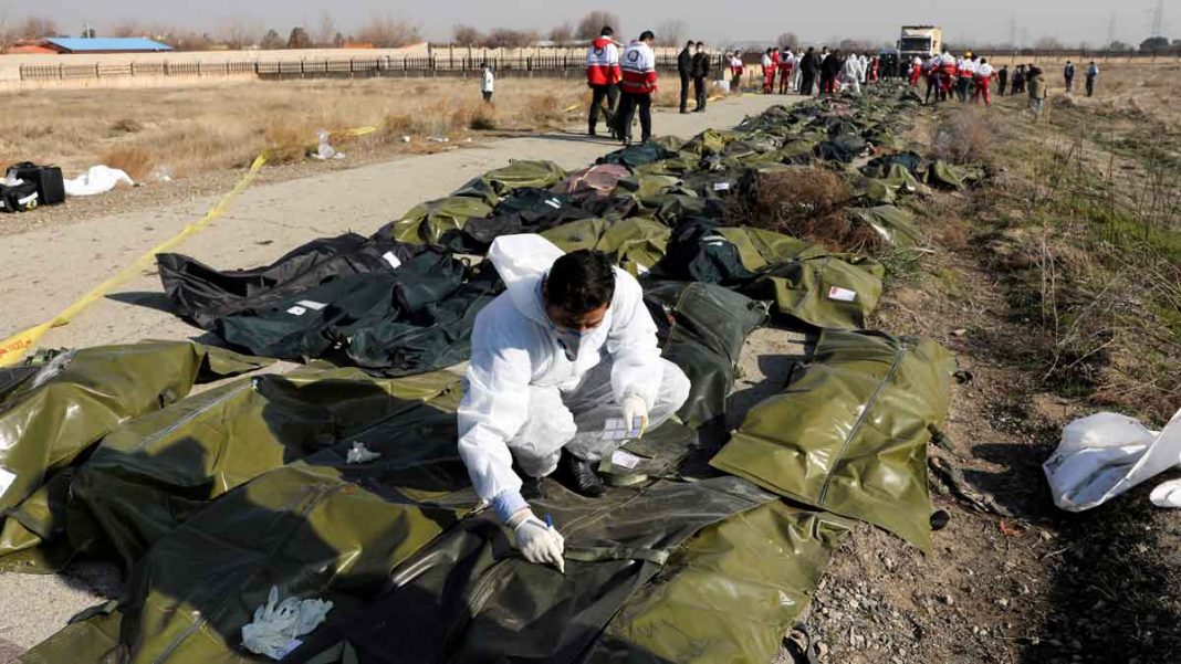 Este video muestra el momento en que un misil derriba el avión ucraniano en Irán