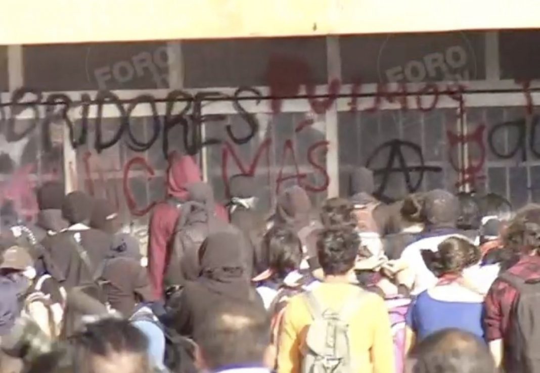 Encapuchados incendian y causan destrozos en Rectoría de la UNAM