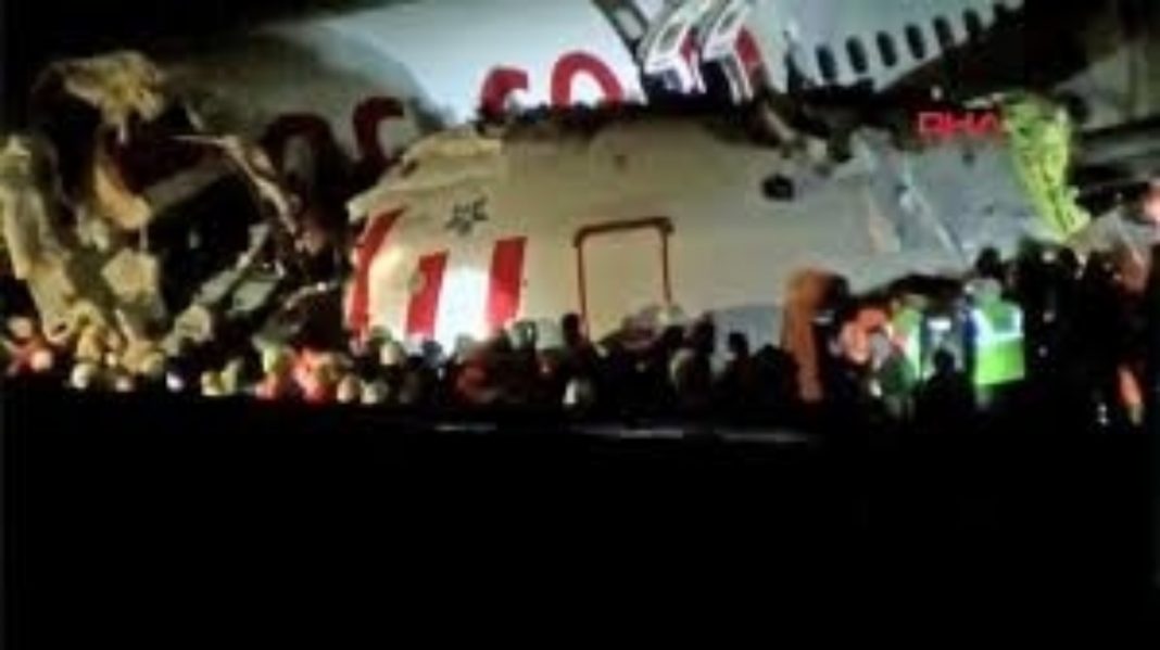 Un avión se parte en dos al aterrizar de emergencia en Estambul
