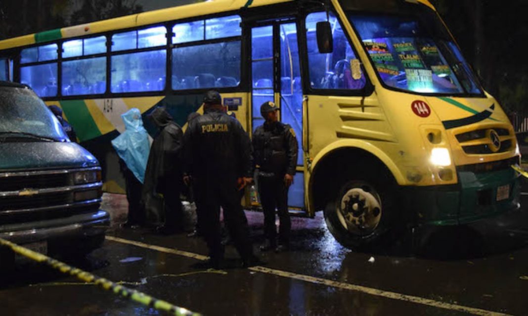 Sujetos asaltan al mismo tiempo un autobús en la GAM y se matan entre sí